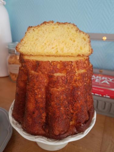 een brood op een bord op een tafel bij L'Escarbotine in Friville-Escarbotin