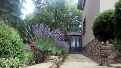 APARTMÁN V ZAHRADĚ PRAHA TROJA - APARTMENT IN THE GARDEN PRAGUE Troja