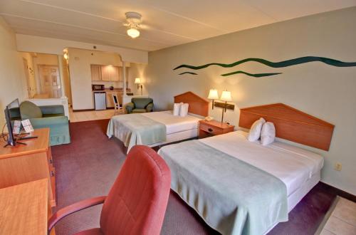 Una cama o camas en una habitación de The Inn at South Padre