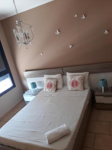 ビリャホヨサにあるResort Blaumarのベッドルーム(シャンデリア付きの白い大型ベッド1台付)