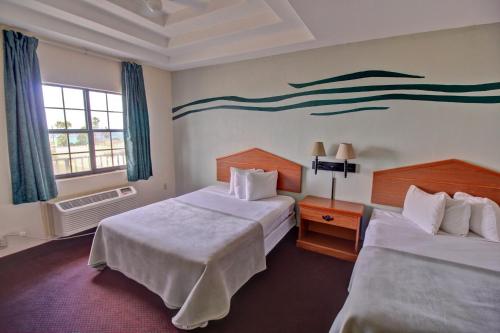 Łóżko lub łóżka w pokoju w obiekcie The Inn at South Padre