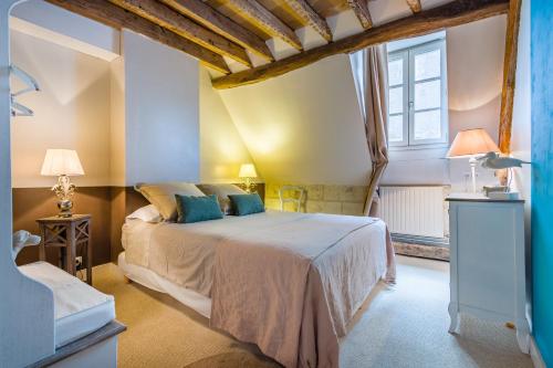 1 dormitorio con 1 cama grande en una habitación en VillaConcorde, en Amboise