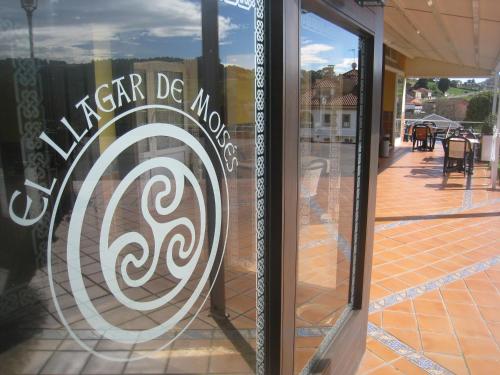 a window of a store with a sign on it at Hotel y Casona El Carmen in Perlora
