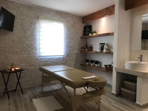 ein Badezimmer mit einem Tisch und einem Waschbecken in einem Zimmer in der Unterkunft Hotel Boutique Rancho San Jorge in Bernal