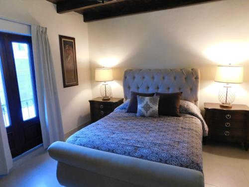 una camera con un letto blu con due lampade di Hotel Boutique Rancho San Jorge a Bernal