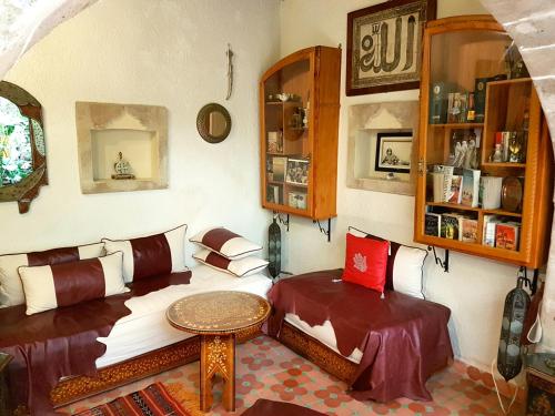 - un salon avec un canapé et une table dans l'établissement Riad Arambys, à Essaouira