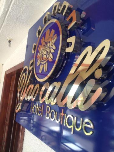 a sign for a louisville hotel boulevard at Hotel Yaocalli in San Martín de las Pirámides