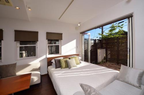 um quarto com uma cama e uma grande janela em Kyoto - house / Vacation STAY 1099 em Quioto