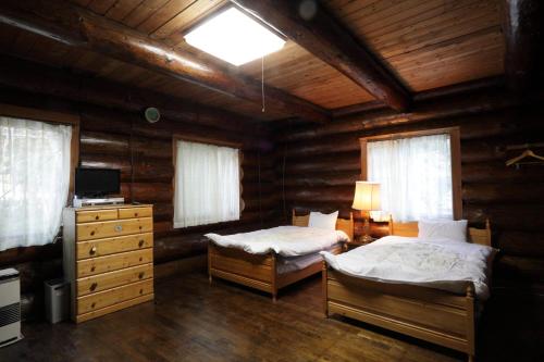 En eller flere senger på et rom på Canadian Village Goryu