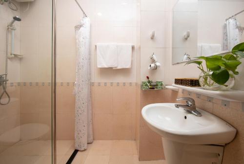 A bathroom at Impressive Boutique Hotel