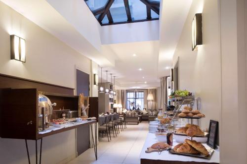 une grande pièce avec unastery ... dans l'établissement Hôtel Paris Louvre Opéra, à Paris