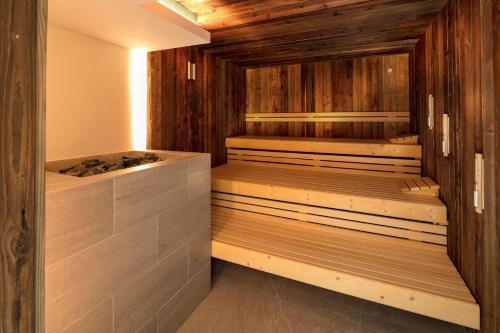 una sauna con pareti in legno e pavimenti in legno di Best Western Hotel & SPA Le Schoenenbourg a Riquewihr