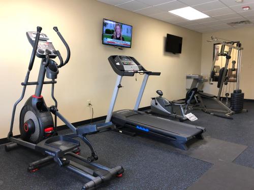 Fitness centrum a/nebo fitness zařízení v ubytování Karnes City Lodge