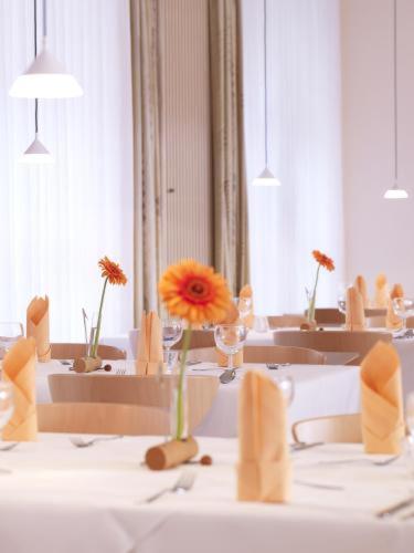 a table with a vase with a flower on it at Hanns-Lilje-Haus in Hannover