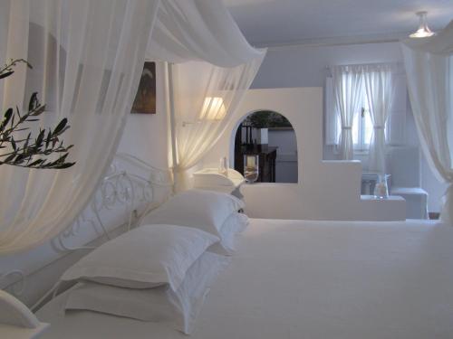 Letto o letti in una camera di Porto Scoutari Romantic Hotel