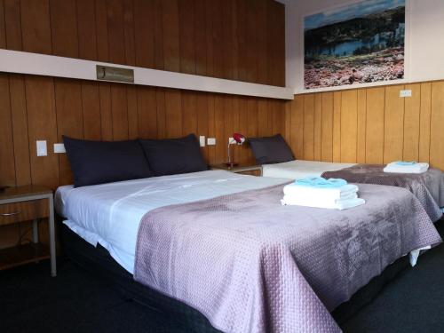Adelaide的住宿－賈斯珀汽車旅館，两张位于酒店客房的床,配有毛巾