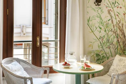 a room with a table and chairs and a window at Albergo Al Moretto in Castelfranco Veneto