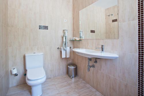 a bathroom with a toilet and a sink at Hostal T4 in Paracuellos de Jarama