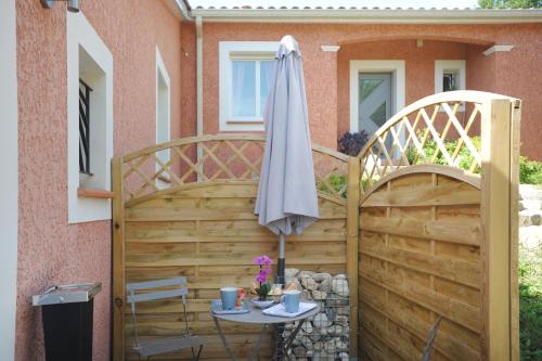 Balkoni atau teres di DORMIR A MONTAUBAN Logements Carreyrat Calme et Verdoyant