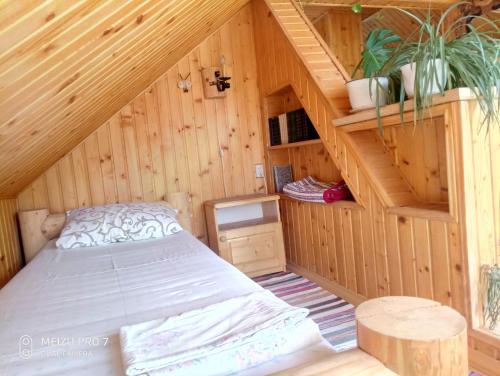 コロチャバにあるSadyba Sukharの木造家屋内のベッドルーム(ベッド付)