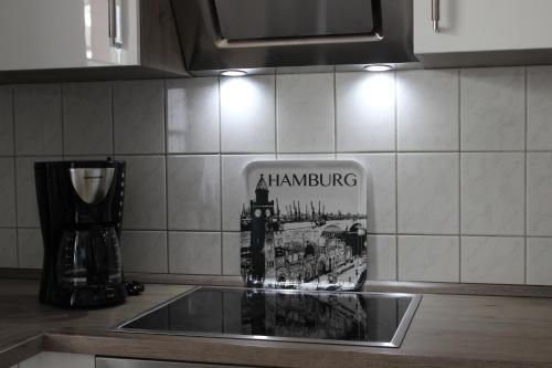 a sign on the counter of a kitchen sink at Ferienhaus an der Grenze zu Hamburg Zentrale Lage in Neu Wulmstorf