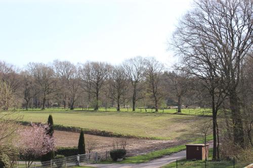 a view of a park with trees and a road at Ferienhaus an der Grenze zu Hamburg Zentrale Lage in Neu Wulmstorf