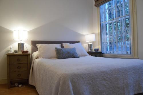 سرير أو أسرّة في غرفة في 2 Bedroom Apartment in St Johns Wood London