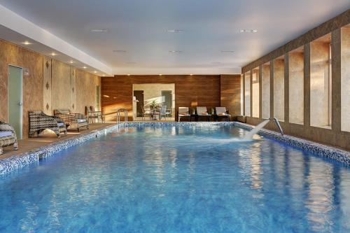 una gran piscina en una habitación de hotel en Valesko Hotel, en Grigorchikovo