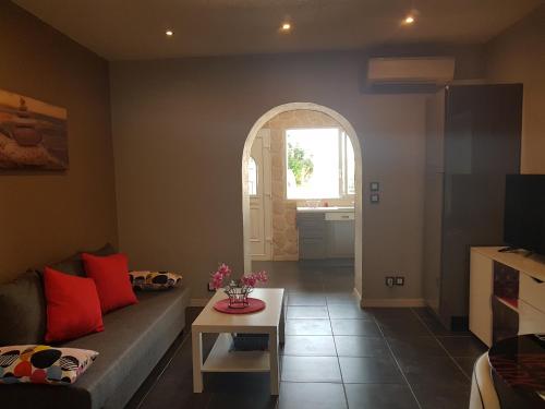 un soggiorno con un divano e un tavolo di Bandol Appartement Terrasse a Bandol