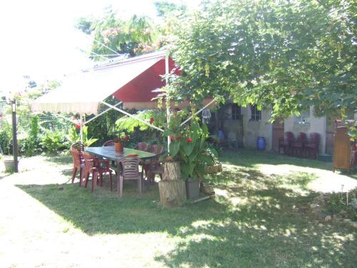 Taman di luar chambres d'hotes Lagarde