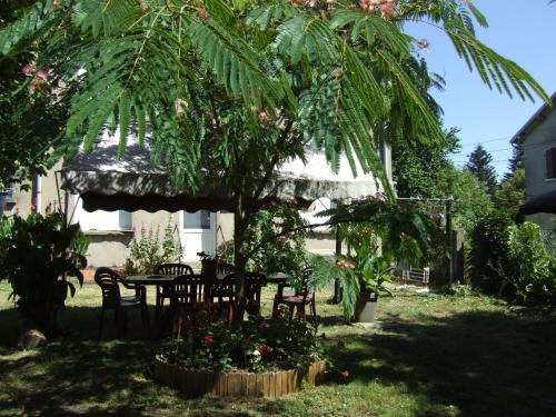 Taman di luar chambres d'hotes Lagarde