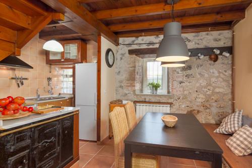 Η κουζίνα ή μικρή κουζίνα στο La Torrentera de Cantabria