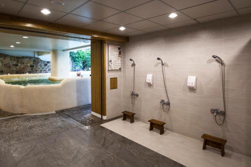 A bathroom at Hua Ge Hot Spring Hotel