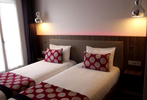 Ένα ή περισσότερα κρεβάτια σε δωμάτιο στο Hotel Alhambra