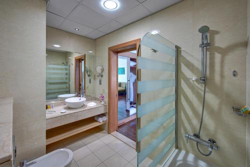 Kylpyhuone majoituspaikassa Al Khoory Executive Hotel, Al Wasl