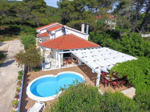 una vista aérea de una casa con piscina en Spacious Holiday Home in Molat with Pool en Brgulje