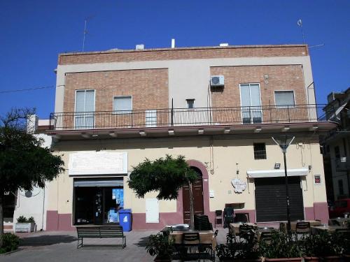 a building with a balcony on top of it at Appartamenti Dalì in Bernalda