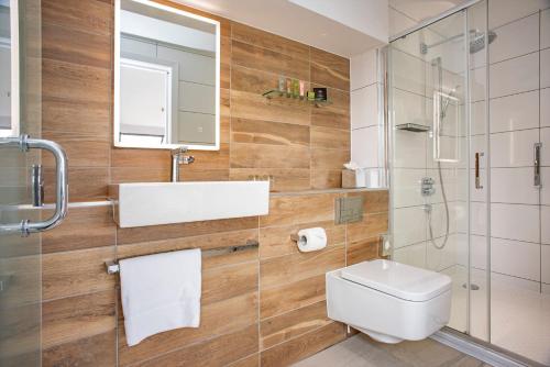 a bathroom with a toilet and a sink and a shower at Ten Hill Place in Edinburgh