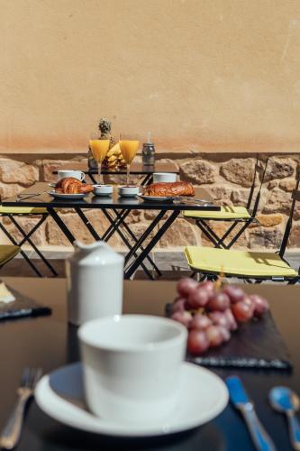 Una mesa con platos de comida encima. en Hotel Rural Pinares de Soria, en Molinos de Duero