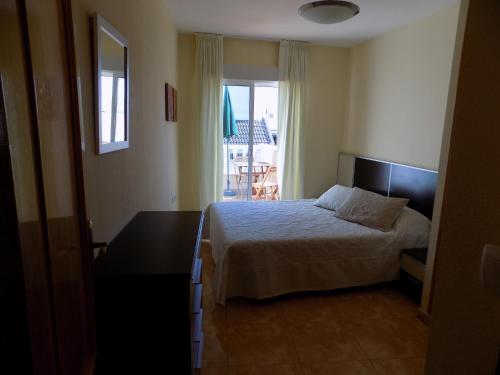 トレビエハにあるSonnenscheinのベッドルーム1室(ベッド1台、テーブル、窓付)