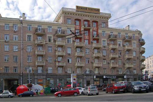 キーウにあるUKR Apartments in the Centreの車が目の前に停まった大きな建物