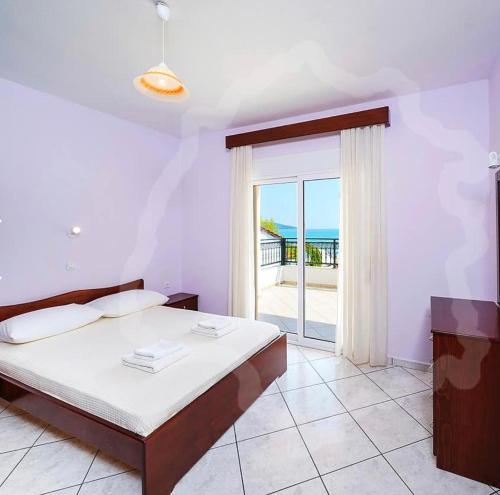 スカラ・ポタミアスにあるMakioulas apartmentsのベッドルーム1室(ベッド1台付)が備わります。