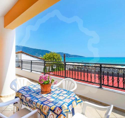 スカラ・ポタミアスにあるMakioulas apartmentsのテーブルと椅子、海の景色を望むバルコニー