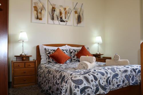 een slaapkamer met een bed en twee nachtkastjes met lampen bij Jardim das Amoreiras Central Apartment in Lissabon