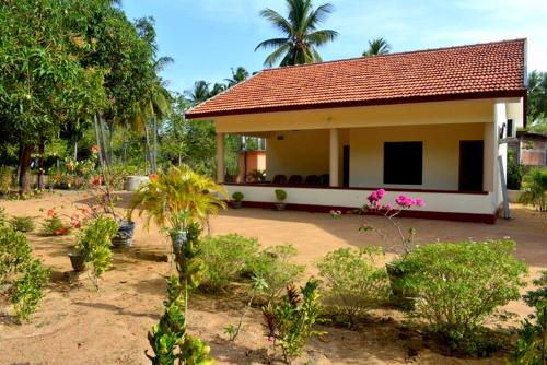 Gallery image of Yaswi Guest House in Pasikuda