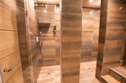 a shower with a glass door in a bathroom at Top Hotel Hammer - Mainz Hauptbahnhof in Mainz