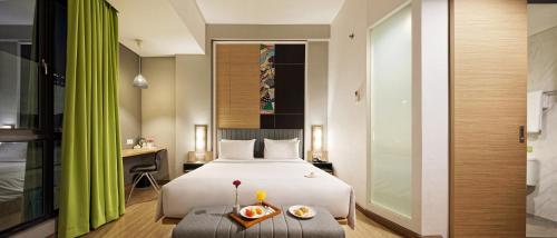 a hotel room with a bed and a desk at MaxOne Platinum Hayam Wuruk in Jakarta