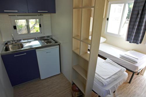 Kuchyň nebo kuchyňský kout v ubytování Mobile Homes Camping Kovačine