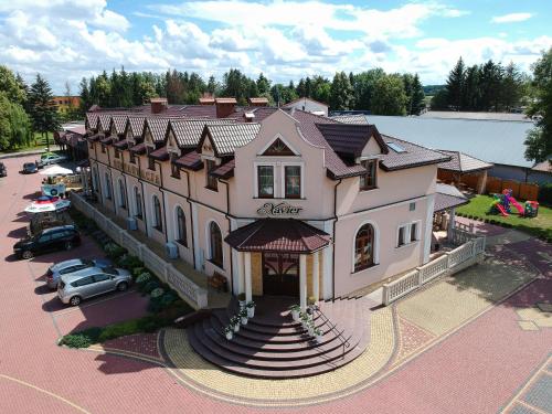 una vista aérea de una casa grande con aparcamiento en Hotel "XAVIER", en Lubycza Królewska
