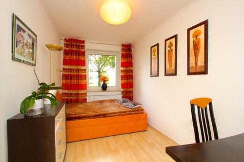 1 dormitorio con 1 cama en una habitación con ventana en Private Rooms Laatzen, en Hannover